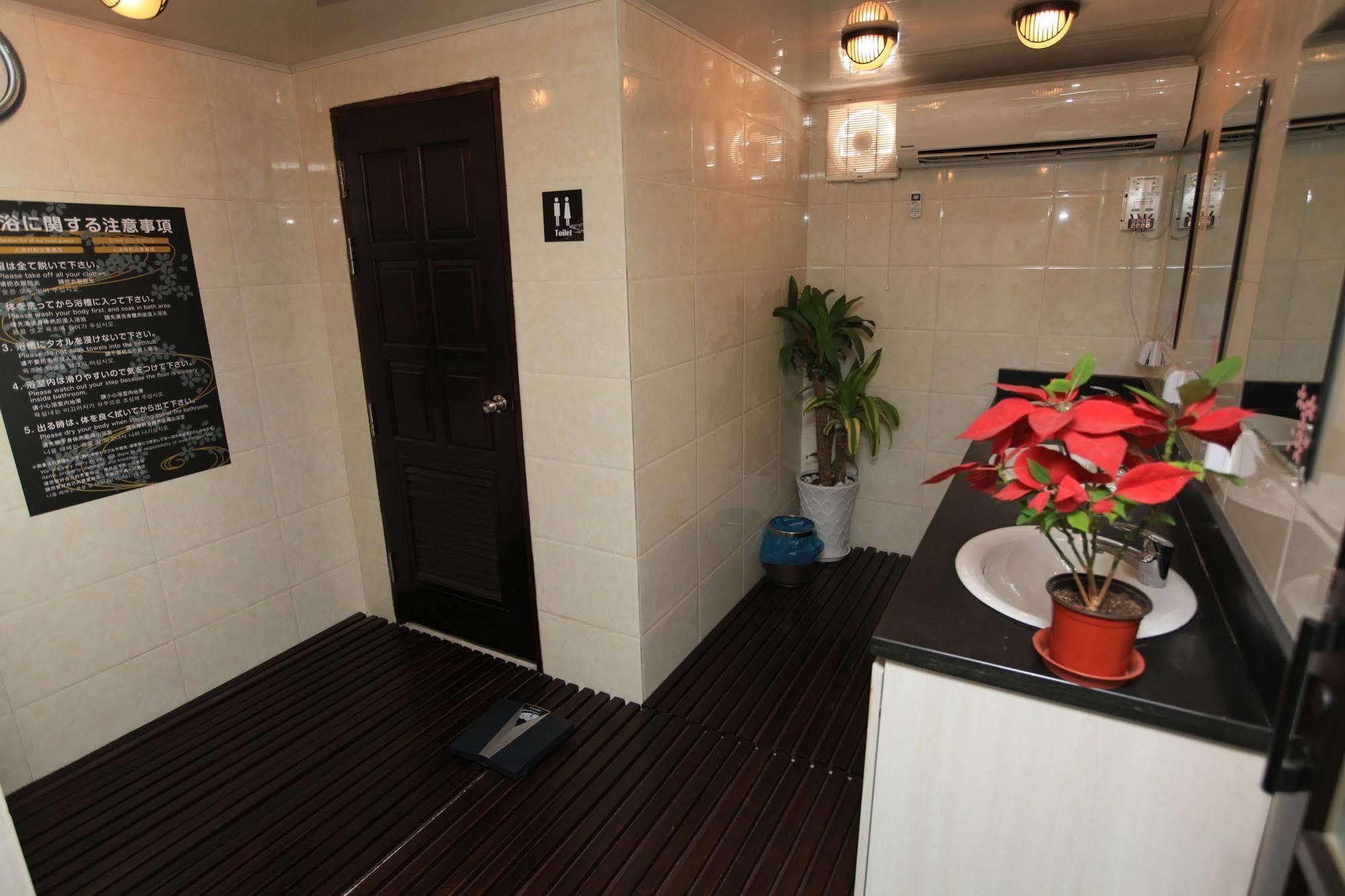 Super Hotel Yangon Exterior photo
